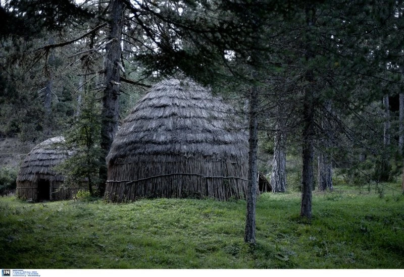 Η νομάδικη ζωή των Σαρακατσάνων – Οι επισκέπτες τρελαίνονται με τις εντυπωσιακές καλύβες στον Γυφτόκαμπο